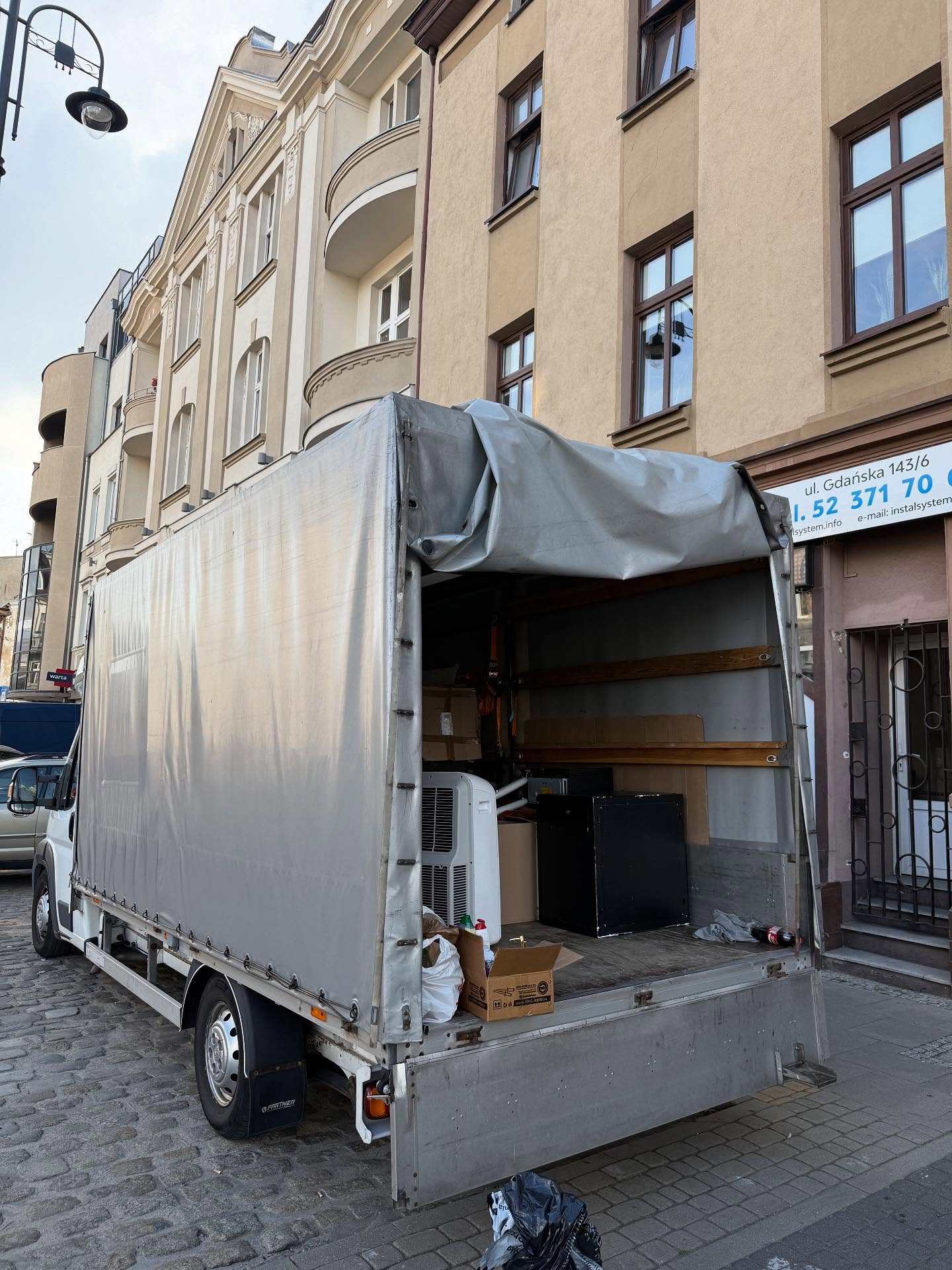 Ekipa Super Przeprowadzki Mario podczas pracy"